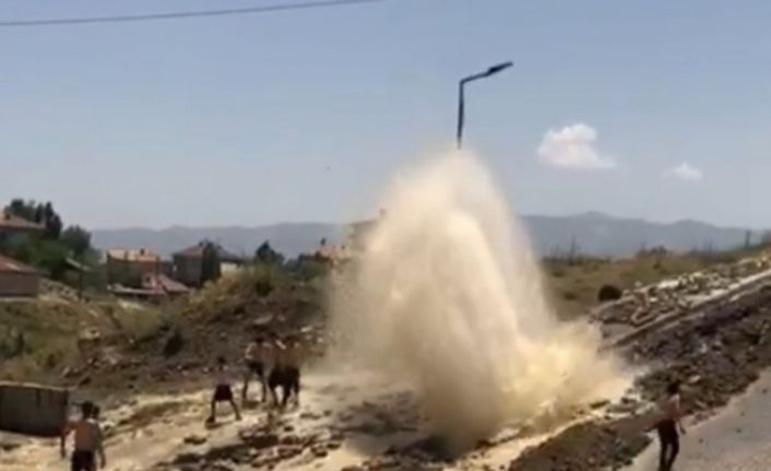 Yüksekova’da patlayan su hattı çocukların serinleme durağı oldu