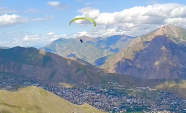 Yüksekova’nın gençleri gökyüzüyle buluşuyor: Yamaç paraşütüyle pilot olma hayali gerçek oldu