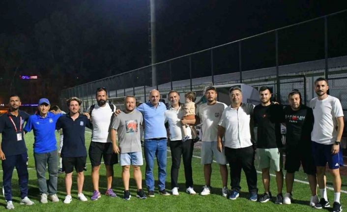 Yunusemre’nin U17’leri İzmir’de şampiyon oldu