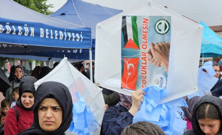 Yüzlerce kişi yağmur altında Filistin için tek yürek oldu