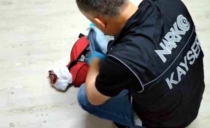 Zehir tacirleri polisten kaçamadı