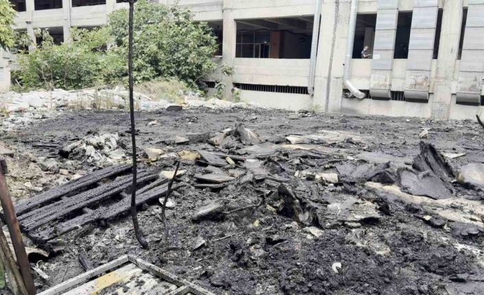 Zeytinburnu’nda hurdalık alanda yangın paniği: Yoğun duman çevre ilçelerden görüldü