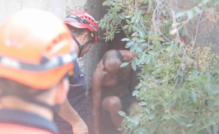 15 metreden yuvarlanıp iki kaya arasındaki oyuğa düştü, operasyonla kurtarıldı