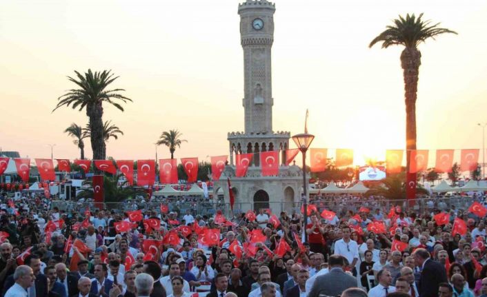 15 Temmuz Demokrasi ve Milli Birlik Günü’nde binlerce İzmirli tek yürek oldu