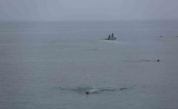15 Temmuz için Karadeniz’de 4 kilometre boyunca yüzdüler