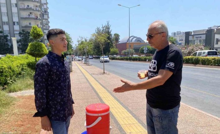 15 yaşındaki genç, limonata satarak hayaline yürüyor