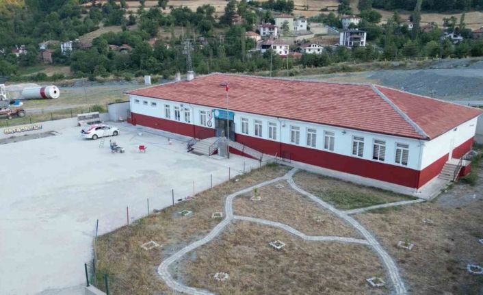 1965 Samsunspor Derneği, kırsaldaki ortaokulu kırmızı-beyaza boyadı