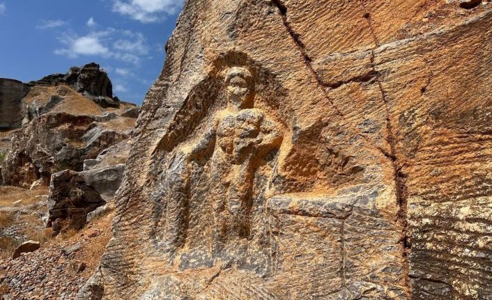 2000 yıllık Herkül kabartması sahipsizlikten yok oluyor