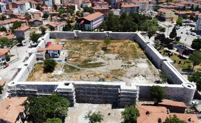 2010 yılına kadar insanların yaşadığı tarihi kalede restorasyon çalışmaları sürüyor