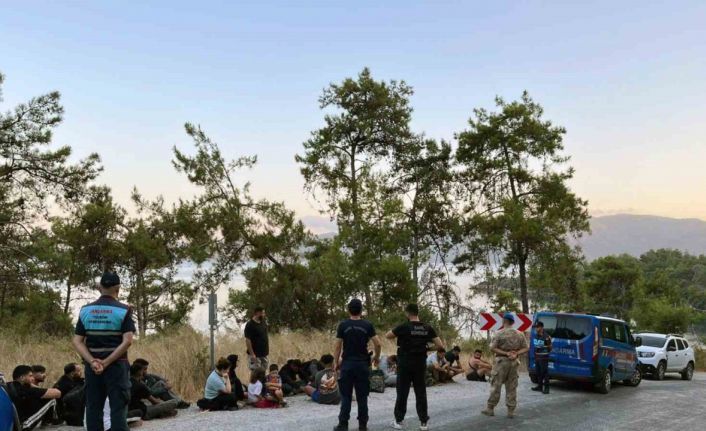 22 düzensiz göçmen ve 2 göçmen kaçakçısı yakalandı