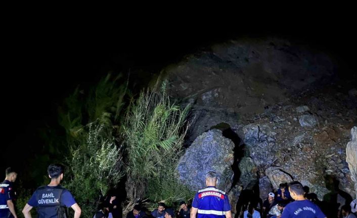 27 düzensiz göçmen ve 3 göçmen kaçakçısı yakalandı