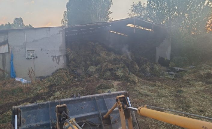 3 kamyon saman yandı