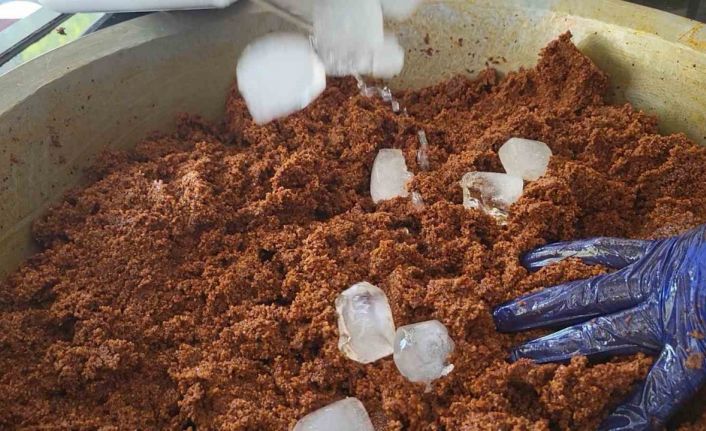 45 derece sıcakta çiğköfteler buzla yoğuruluyor