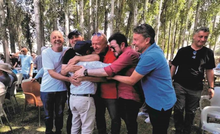 45 yıl sonra duygulandıran buluşma: Ali Öğretmen öğrencileriyle şenlikte buluştu