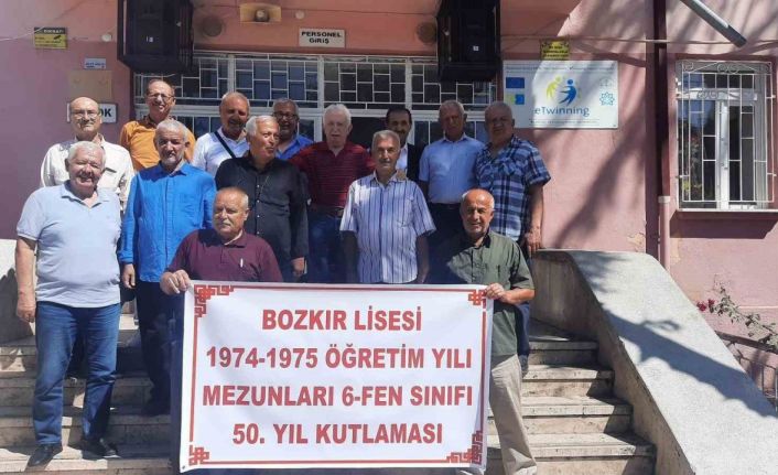 50 yıl sonra mezun oldukları okulda buluştular