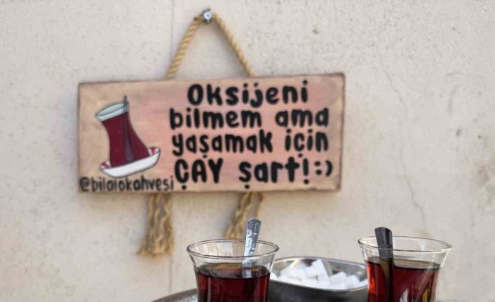 50 yıldır çaycılık yapan esnaf bunaltıcı sıcakta da ocağın başında