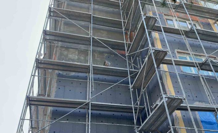 5’inci kattaki iskeleden düşen işçi hayatını kaybetti