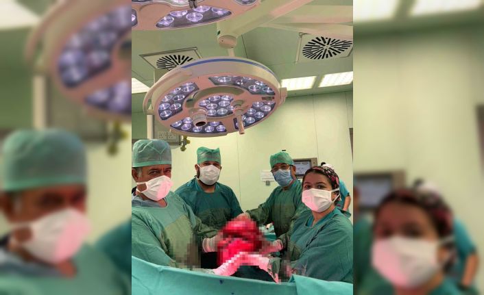 71 yaşındaki kadının karnından 9 kiloluk kitle çıkarıldı