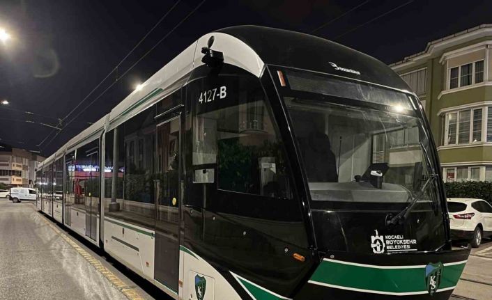 9. tramvay raylara indi, son araç yolda