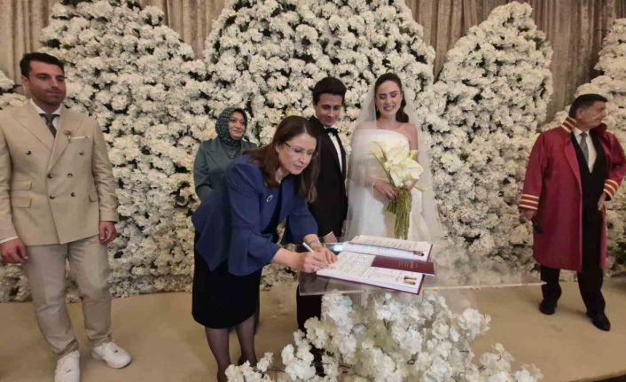 Adalet Bakanı’nın eşi nikah şahidi oldu