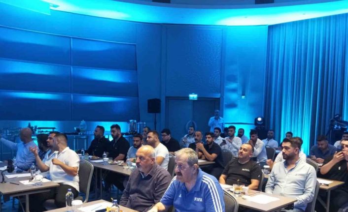 Adana Demirsporlu taraftarlardan "Yaşasın Demirspor" kampanyası