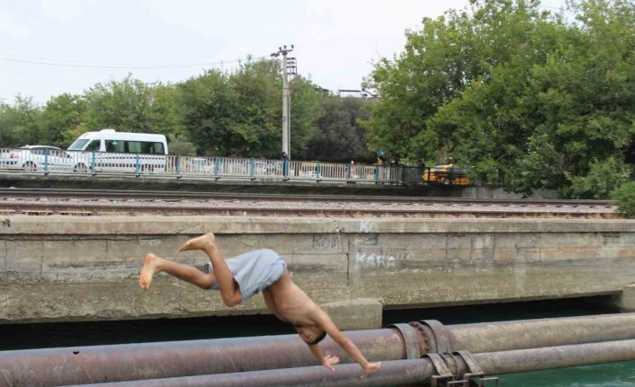 Adana yanıyor, sulama kanalları doluyor