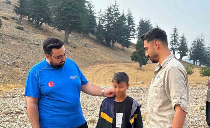 Adana’da kayıp olarak aranan çocuk komşusunun damında uyurken bulundu