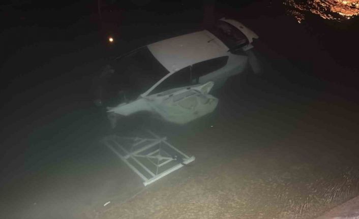 Adana’da otomobil sulama kanalına düştü: 3 yaralı