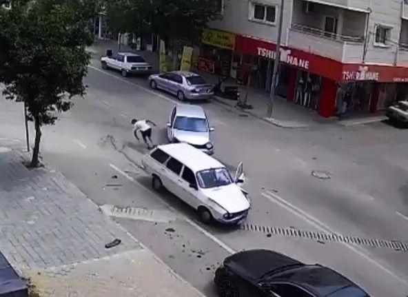 Adana’da sürücü kaza sırasında açılan kapıdan inip koşarak uzaklaştı