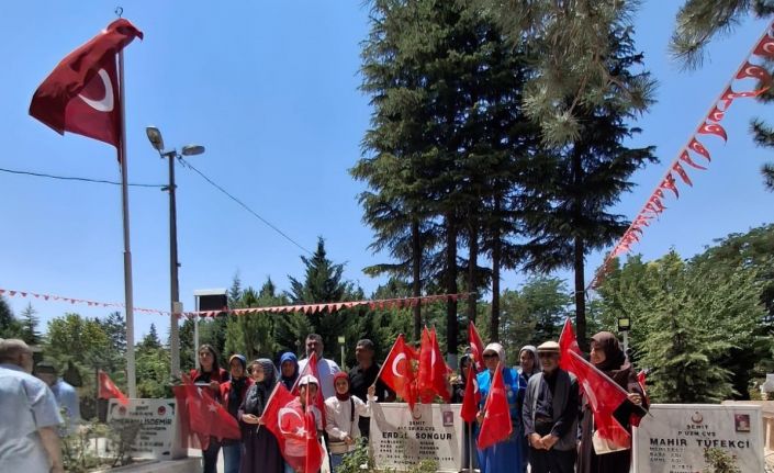 Adanalı üniversite öğrencileri Şehit Ömer Halisdemir’in kabrinde dua etti