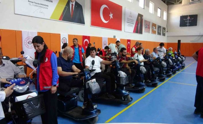 Adıyaman’da 41 akülü sandalye depremzede vatandaşlara teslim edildi