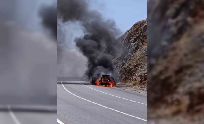 Adıyaman’da otomobil cayır cayır yandı