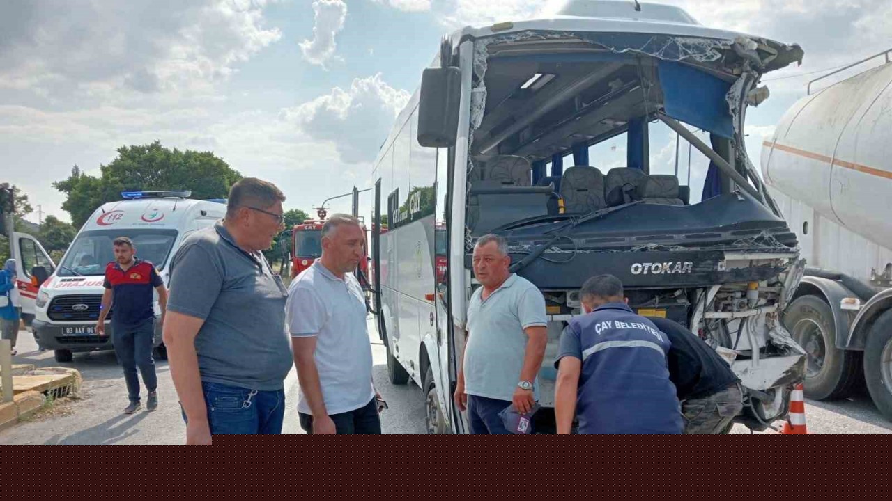 Afyonkarahisar’da midibüs kamyonla çarpıştı: 7 yaralı
