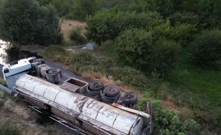 Afyonkarahisar’da sıcak asfalt yüklü tır devrildi