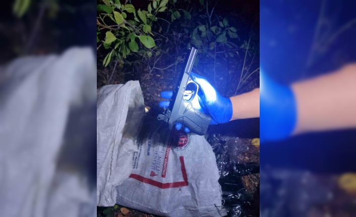 Ağaç altında çuval içinde tabanca ve tüfek parçaları bulundu