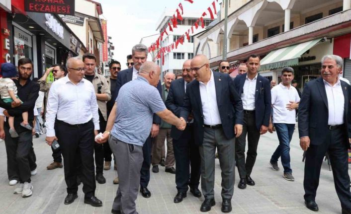 Ağrı Valisi Koç, Cumhuriyet Caddesi’nde esnaf ve vatandaşlarla 15 Temmuz’u andı