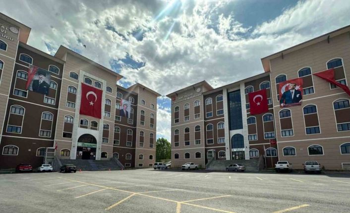 Ağrı’da 15 Temmuz için bin 24 okul ve kuruma Türk bayrağı asıldı