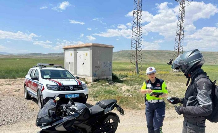 Ağrı’da jandarma trafik denetiminde 89 sürücüye ceza uyguladı