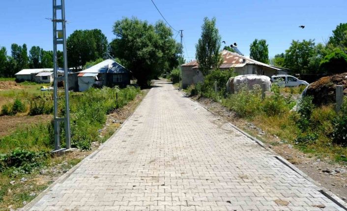 Ağrı’nın Eliaçık köyünde 7 bin metrekare kilit parke çalışması tamamlandı