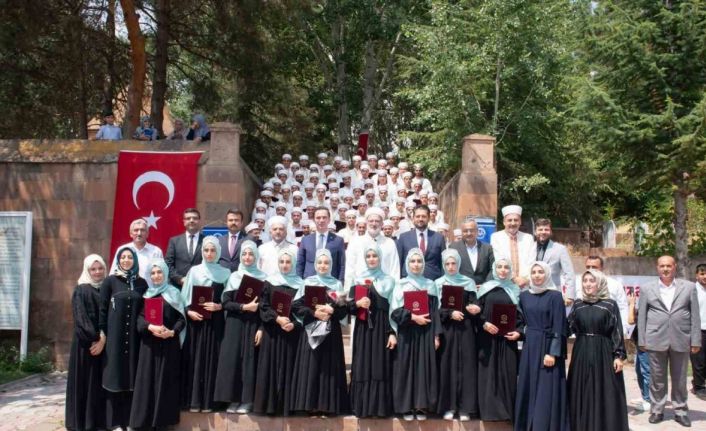 Ahlat’ta 83 öğrenci mezun olarak hafız oldu