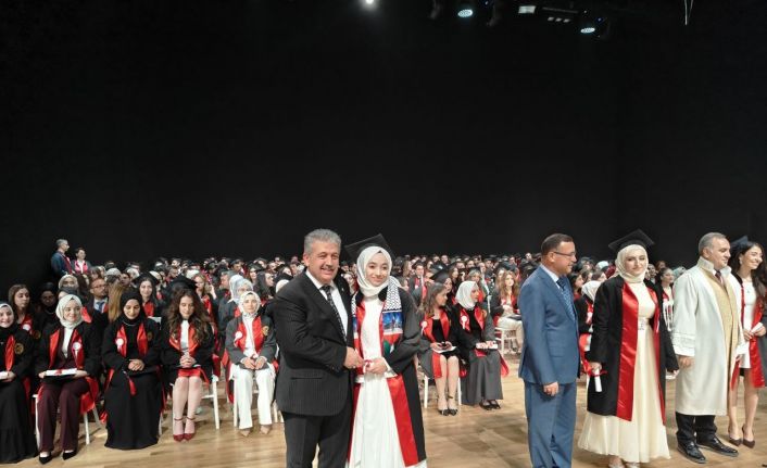 AK Parti’li vekil kızının diplomasını kendi elleriyle verdi