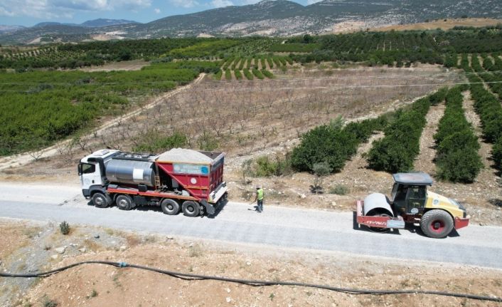 Akdeniz’de kırsal mahallelere yol desteği sürüyor