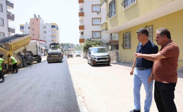 Akdeniz’de sokaklar sıcak asfaltla yenileniyor