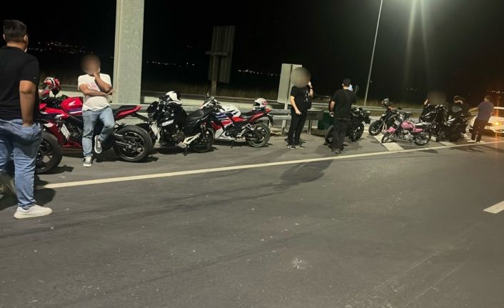 Akrobatik hareket yapan motorcular jandarmadan kaçamadı