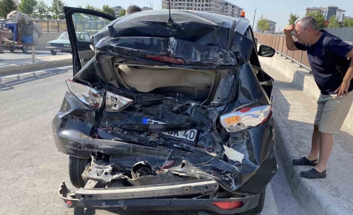 Aksaray’da kamyon otomobile arkadan çarptı: 2 yaralı
