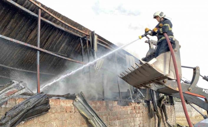 Aksaray’da yapı malzeme deposunda yangın paniği