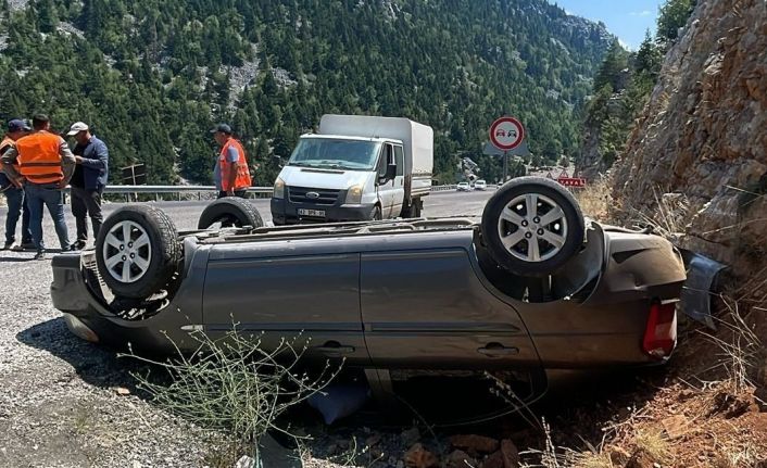 Akseki’de otomobil yoldan çıkıp takla attı: 2 yaralı