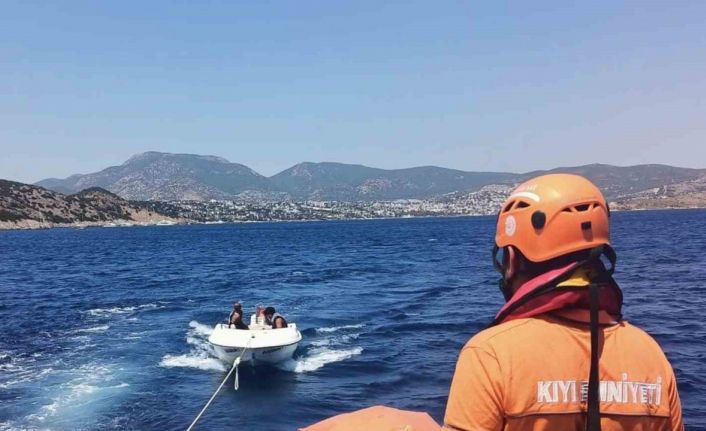 Akvaryum koyunda arızalanan ve sürüklenen tekne kurtarıldı