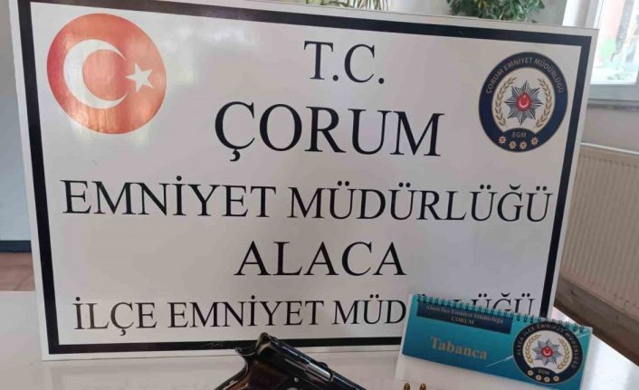 Alaca’da trafik denetiminde ruhsatsız silah ele geçirildi