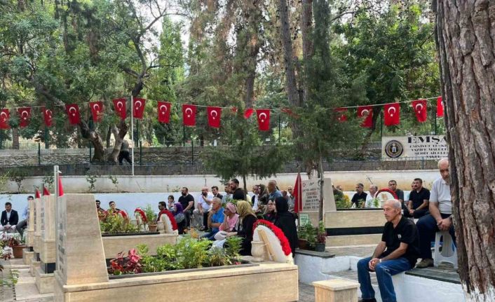 Alanya’da 15 Temmuz’da şehitliğe karanfil bırakıldı